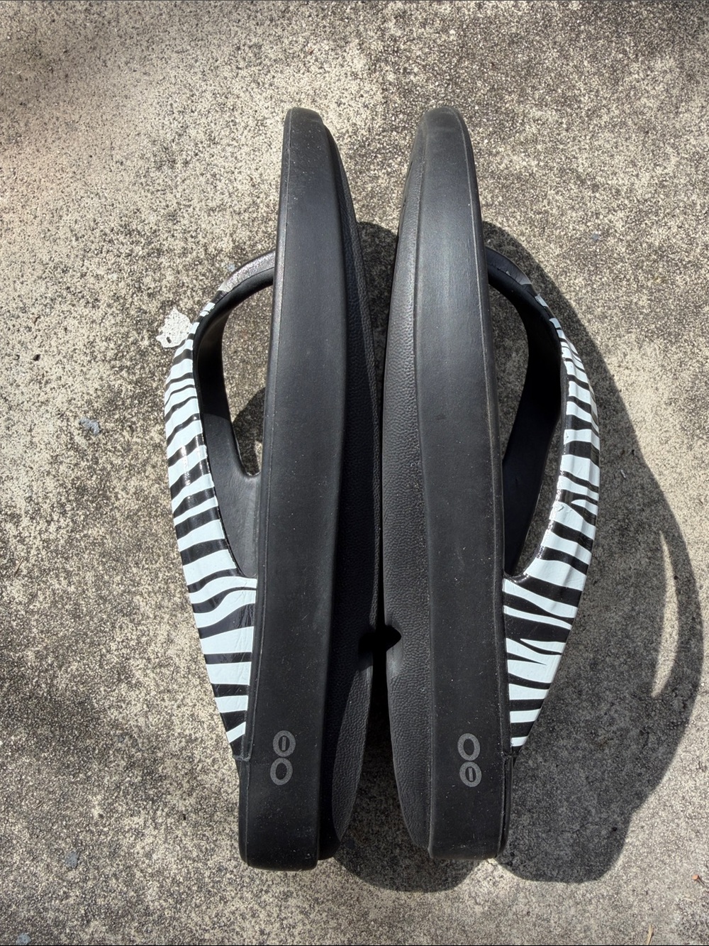 OOFOS OOlala Limited Edition Zebra Recovery Sandals - Picture 4 of 5